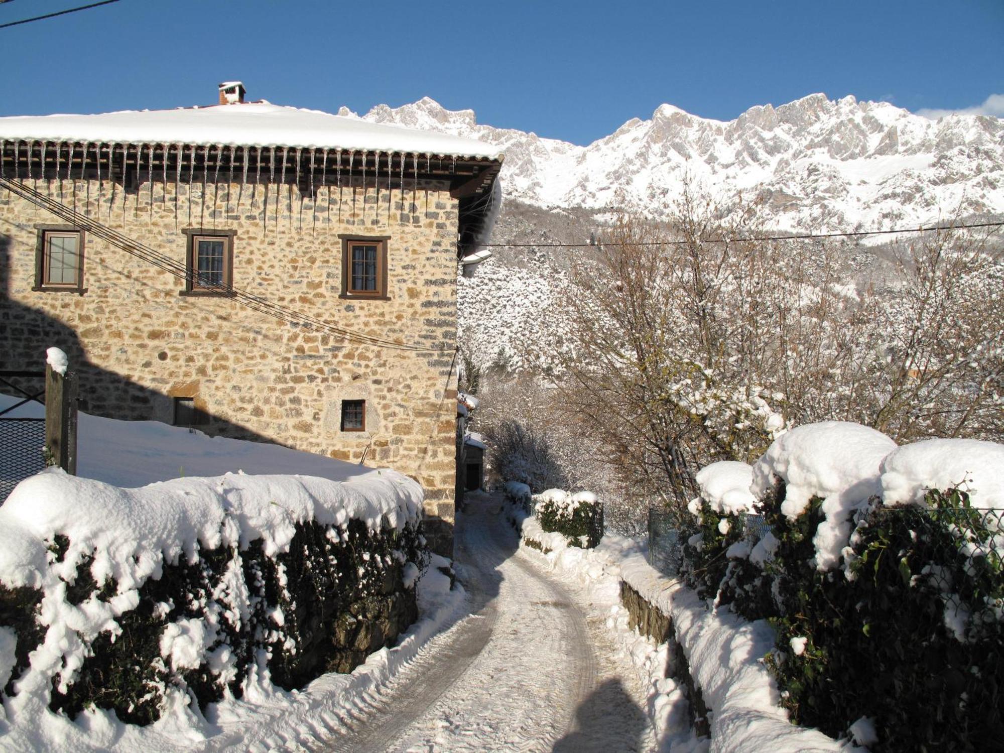 Albergue Turistico Valdebaro Camaleno Exterior photo